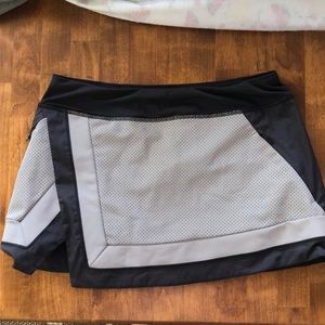 Lululemon skirt size 4. Black and grey.